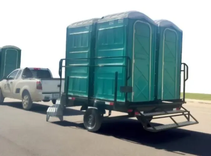 Carreta para transporte de 4 Banheiros Quimico