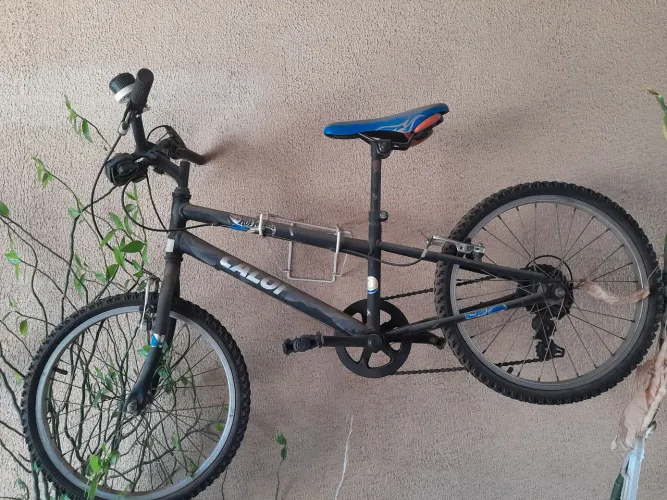 Vendo bicicleta infantil Caloi Hot Wheels, ideal para crianças de 7 a 10 anos