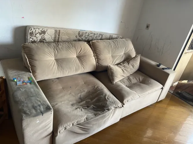 Sofá com chaise para reformar.