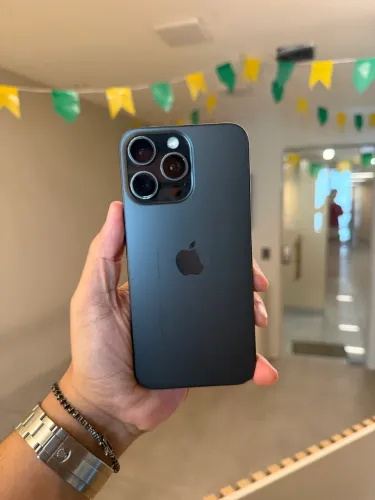 IPHONE 15 PRO MAX 256GB COM MARCAS DE USO, LOJA NO RIOMAR, COM GARANTIA DA NOSSA LOJA.
