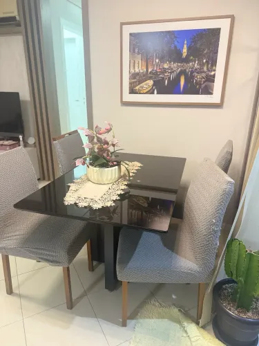 Mesa com 4 cadeiras 