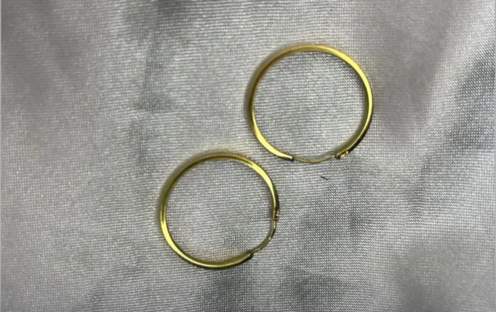 Vendo brinco de ouro 18k. Valor de apenas 900.00 reais. Pra sair rápido! Aceitos propostas
