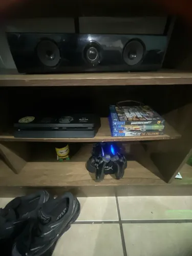 PlayStation 4 slim 2 controles 600GB