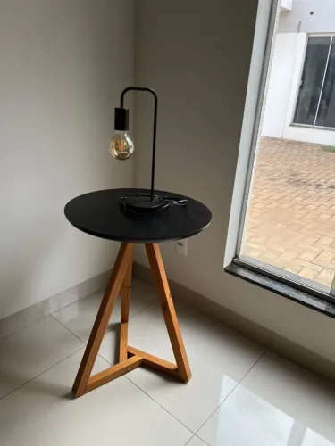 Mesa Lateral Redonda Preta com Pés de Madeira + Luminária Decorativa