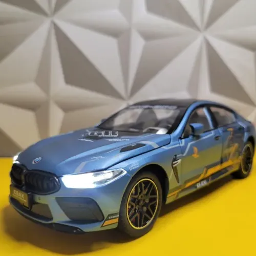 Miniatura BMW M8 Gran Coupé Metal Escala 1:24 Personalizada Edição Cyberpunk