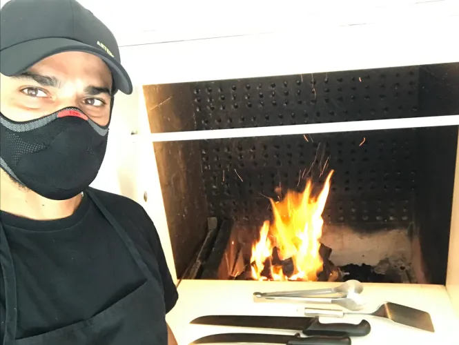 Churrasqueiro assado profissional para seu evento.