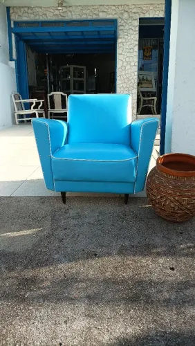 Poltrona vintage. Assento em molas. <br>700,00