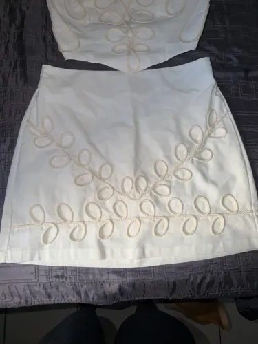 Conjunto de cropped e saia 