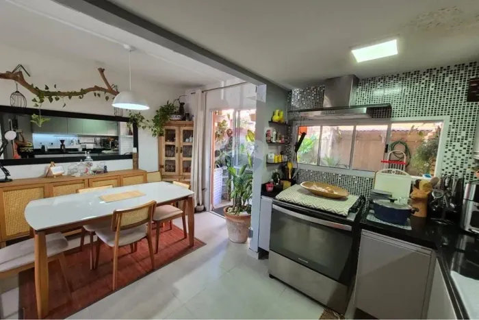 Vendo Casa Duplex 3 Quartos 1 Suíte em Condomínio Fechado em Vargem Pequena do Lado da TV 