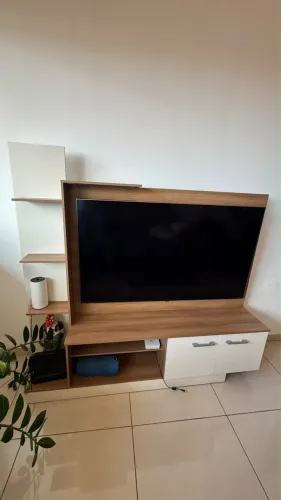 Rack com painel de TV
