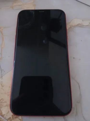 iPhone 11 vermelho, com a placa mae queimada (da para usar as peças de dentro)