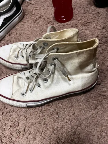 Tênis branco de cano alto estilo All Star