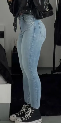 Bazar calça jeans marca Levis, alcance e Zara