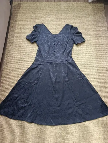 Vestido preto com alto relevo, manga romântica - Tam P
