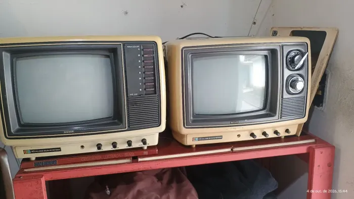 2 TVs Semp Toshiba 10 polegadas por 200 reais. Aceito Trocas por TVs LCD acima de 32 pol.