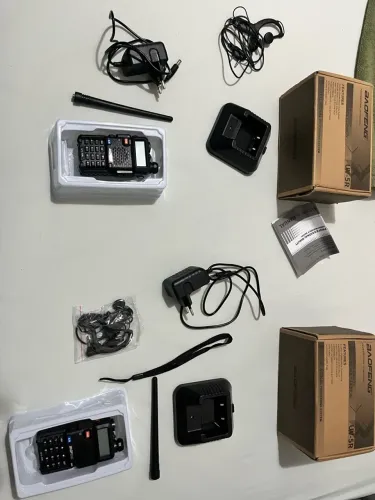 Kit com 2 rádios comunicadores modelo Baofeng UV-5R Dual Band (VHF/UHF)