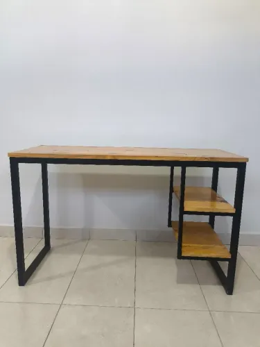 Mesa no estilo industrial sob medida 