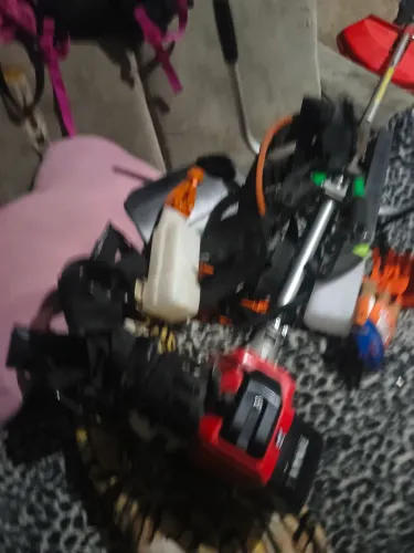 Vendo roçadeira Toyama com dois cinto lâmina e carretel e leva a tesoura leva SAS pequeno
