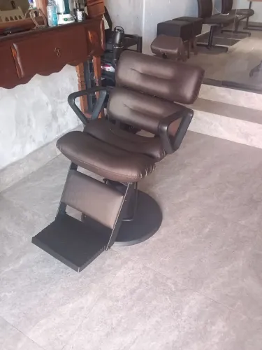 Cadeira de barbeiro ou cabeleireiro toda reformada
