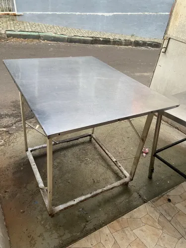 Mesa inox com base de ferro