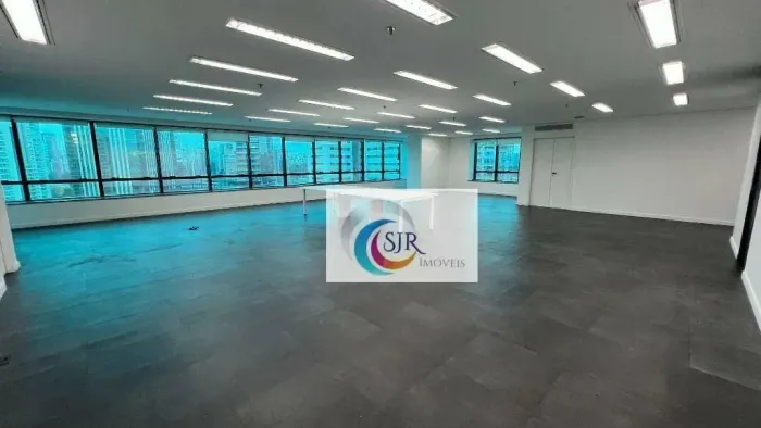 Sala comercial de 237m² com 6 vagas de garagem, piso elevado, forro de gesso, luminárias, 