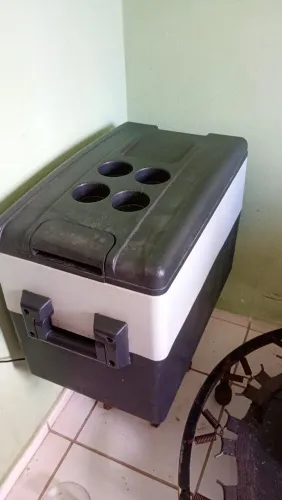 Vende se uma geladeira para cabine de caminhão 