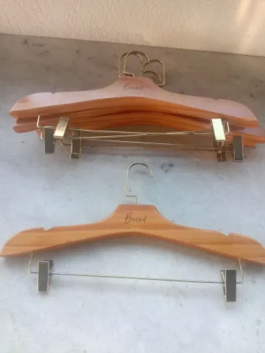 Kit 10 cabides com presilhas, madeira gancho metal