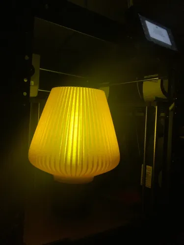 Luminária cult para balcão ou criado mudo 