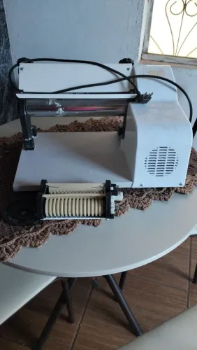 Vendo cilindro elétrico para massas 220volts, operando tbm 127vlts, ótimo estado 500 reais