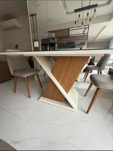 Mesa de Jantar com Tampo de Vidro