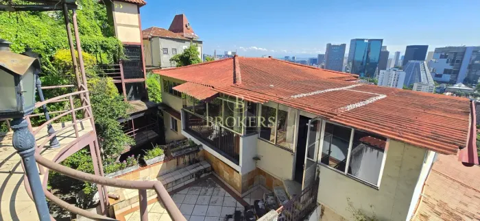 Cobertura única à venda em Santa Teresa: joia bruta triplex com 5 quartos, piscina, área g