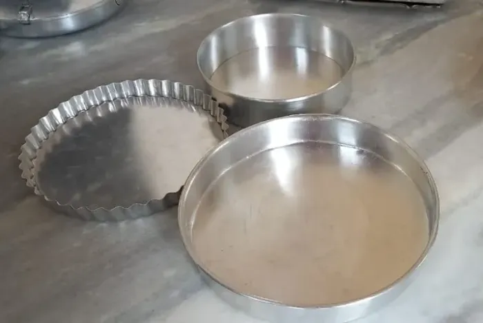 kit com 3 formas de alumínio para tortas, duas  delas têm fundo removível