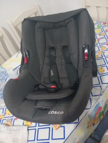Carrinho de bebê com bebe conforto