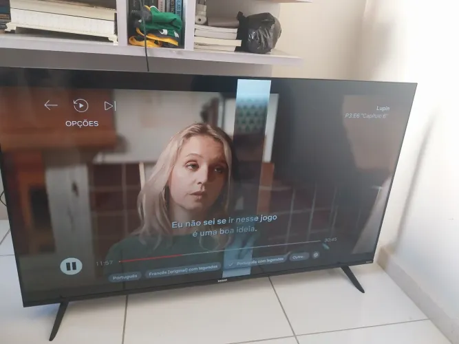 Vendo TV smart digital de 50 polegadas com uma listra o centro da tela.