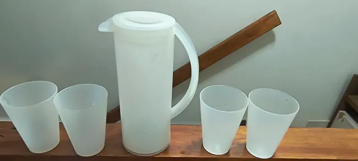 Jarra compacta vintage acompanha 4 copos