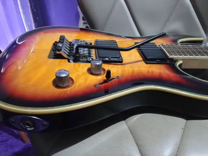 Guitarra strinberg sgs 250 com ponte original floyd rose ( guitarra não desafina). 