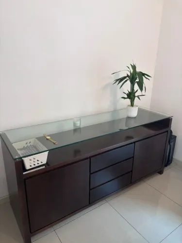 Buffet / balcão com tampo de vidro
