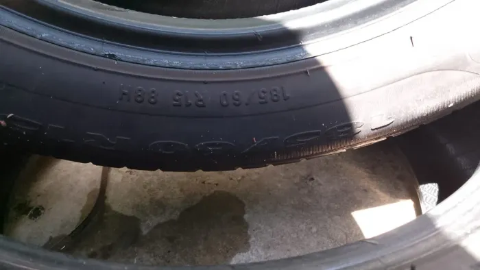 Pneu 185/60 R15). (205/55 R16 (16 Michelin) (15 pirelli