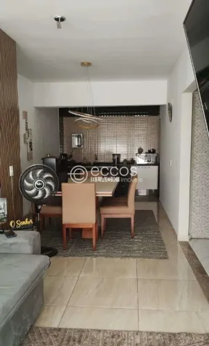 Casa em condomínio à venda, 3 quartos, 1 suíte, 1 vaga, Jardim Holanda - Uberlândia/MG