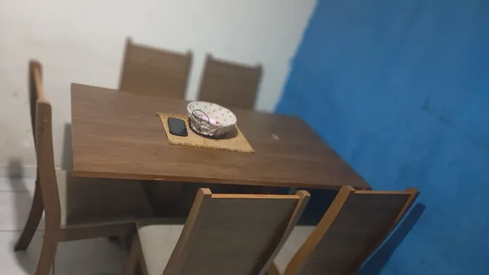 Estou vendendo uma mesa com seis cadeiras, preço negociável.