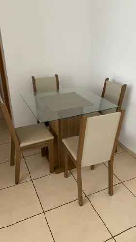 Mesa com tampa de vidro + 4 cadeiras
