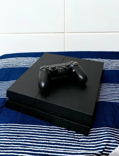 PS4 semi novo 2 controles + jogos