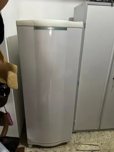 Vendo geladeira Cônsul degelo seco, super conservada e funcionando. Motivo da venda frezer