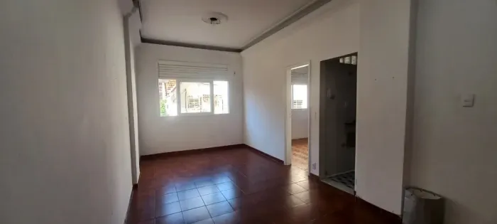 Vendo - Apartamento de sala e quarto/suíte, banheiro de serviço e área externa