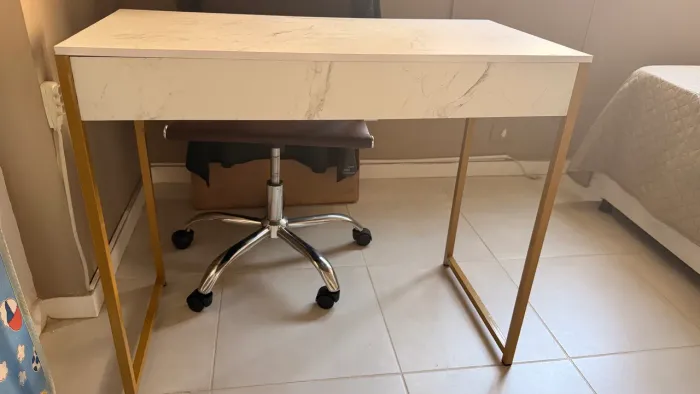Mesa Escrivaninha industrial dourada 