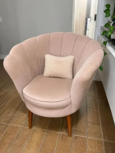 Vendo uma poltrona sofisticado muito linda