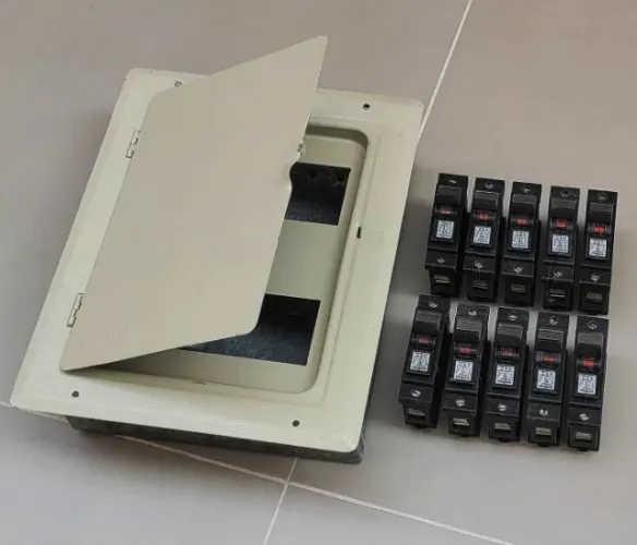 Kit Completo (Caixa + 10 Disjuntores) padrão NEMA Unic Pial Legrand (USADO)