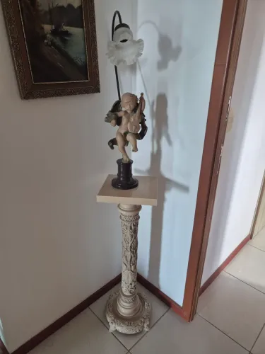 Vende-se escultura de anjo com base em madeira esculpida