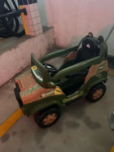 Carro jipe passeio infantil com pedal e empurrador Savanah