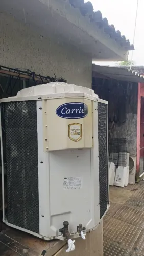 Condensadora da Carrier de 57 mil BTUs gás R410 .